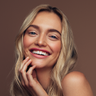 Leende ljushårig kvinna