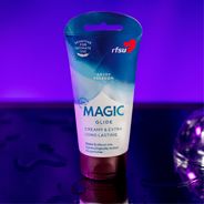 Magic Glide förpackning mot en lila bakgrund, ett extra vårdande och skonsam glidmedel med långvarig glideffek