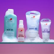4 st produkter för intimhygien och rakning uppställda mot en lila bakgrund