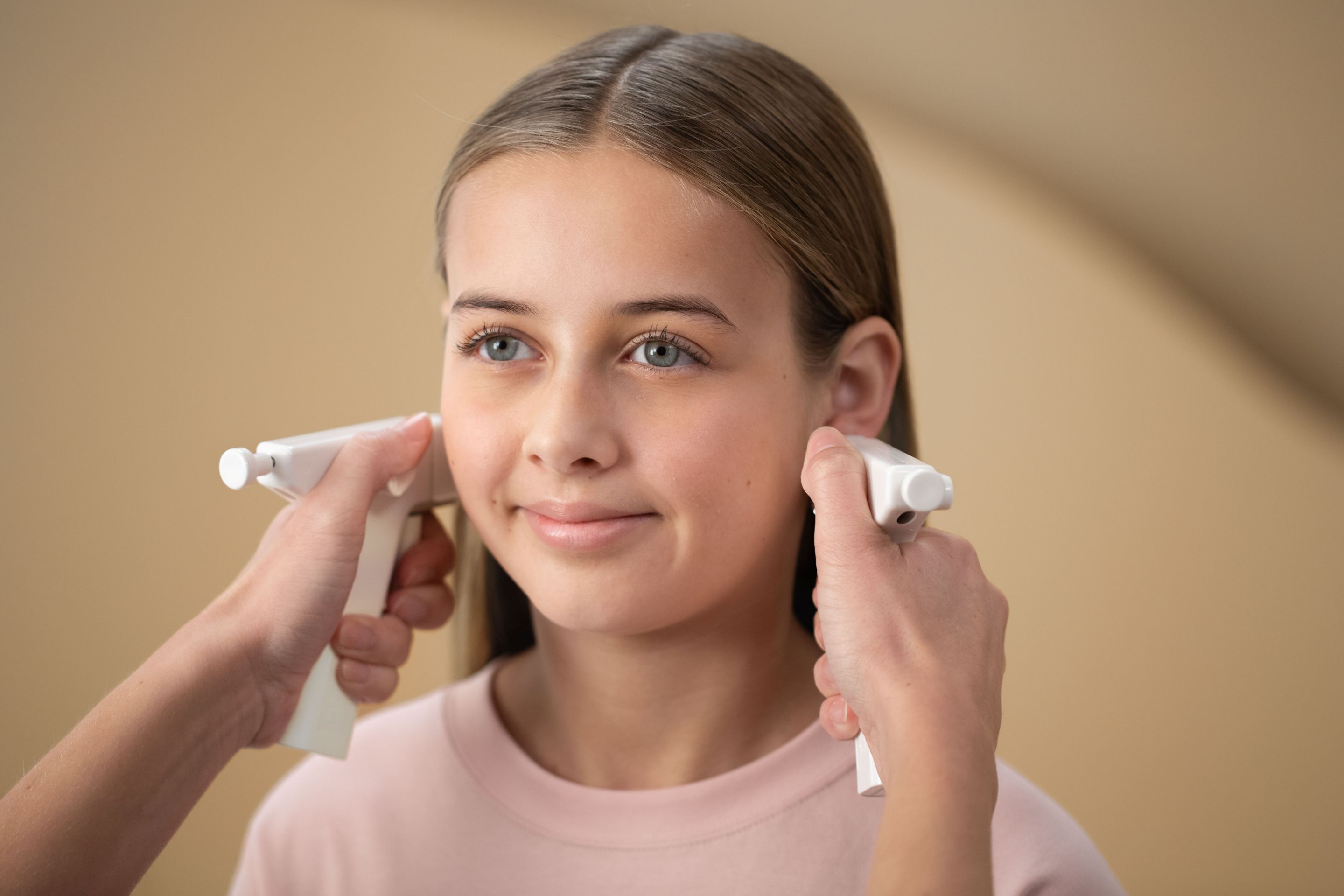 Flicka som ska ta h&aring;l i &ouml;ronen