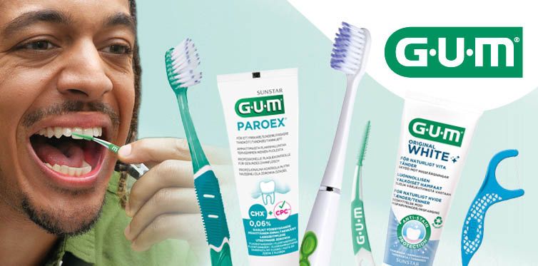 Man som använder GUMs produkter för rengöring mellan tänderna
