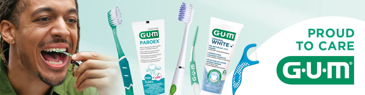 Man som använder GUMs produkter för rengöring mellan tänderna
