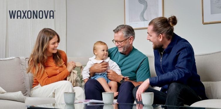 Tre vuxna personer och ett litet barn