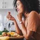 En kvinna som f&ouml;rs&ouml;ker f&aring; ihop dragkedjan p&aring; sina byxor